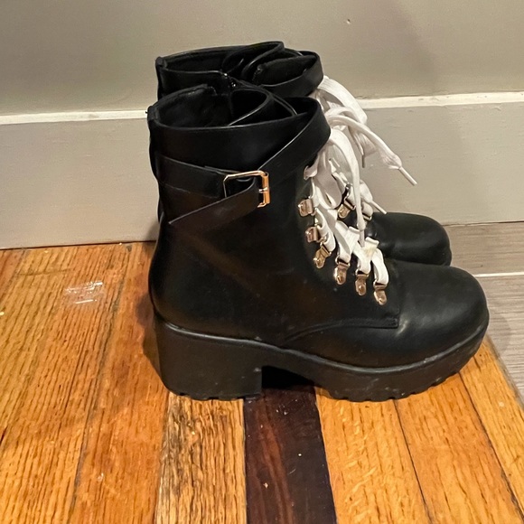 Black boots - Picture 2 of 3